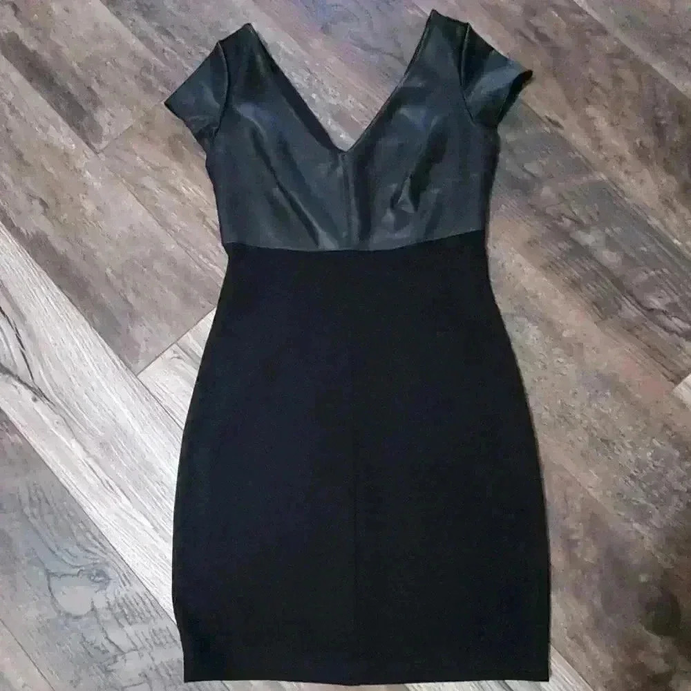 Bailey 44 began leather v neck dress - Picture 2 of 6